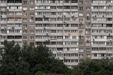 Sıcak bir yaz gününde, çok katlı Sovyet Panelevi 'nin aşırı kalabalık, pejmürde apartmanına benziyorlar..