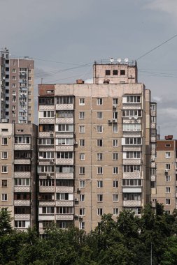 Gündüzleri eski bir Sovyet apartmanının pejmürde görünüşü..