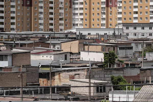 Хаотически Плотно Застроенные Казармы Фоне Многоэтажных Жилых Зданий Киев Украина — стоковое фото