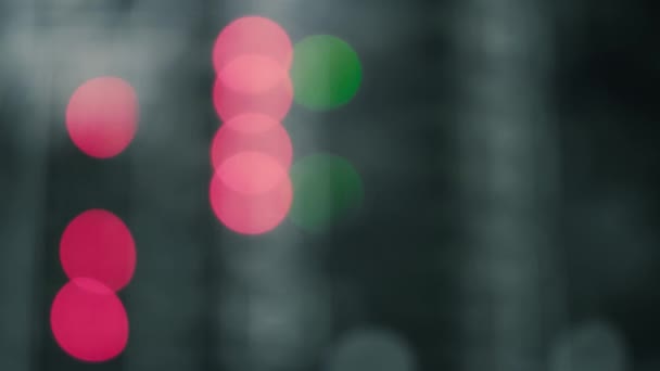 Defokussierter abstrakter Hintergrund mit flackernden roten und grünen LEDs auf einer Platine. — Stockvideo