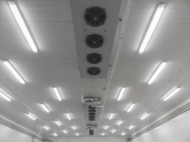 Fabrika içi sanayi buzdolabı kutularıyla dolu tavan..