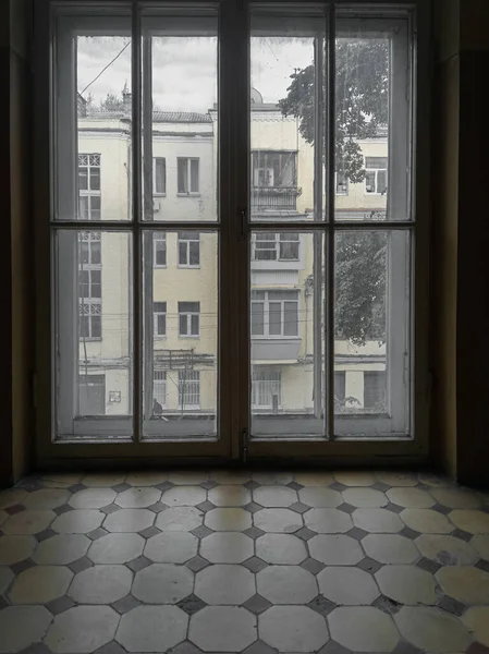Через Велике Вікно Темних Потертих Сходів Старого Будинку 1930 Років — стокове фото