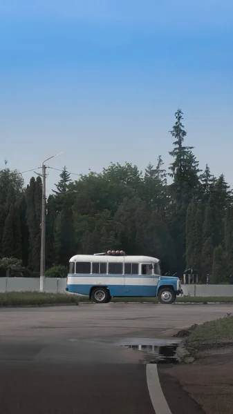Eski Sovyet Kavz Minibüsü Ormandaki Otoyolda — Stok fotoğraf