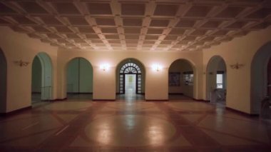 Karanlık iç mekan Stalinist imparatorluk tarzında. Ilık lamba aydınlatmalı, Dolly. Ulusal Gıda Teknolojileri Üniversitesi, Kyiv, Ukrayna - Mayıs 2021.