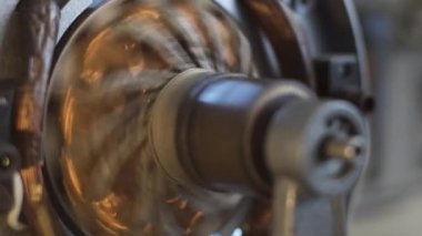 İçinde parçalanmış bir durumda hareket eden bir indüksiyon motorunun mekanizması.