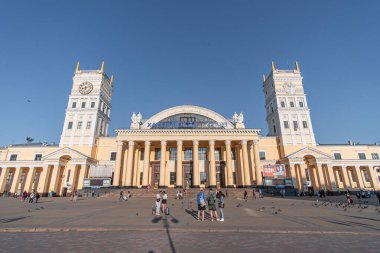 Sabah Kharkiv 'deki Merkez Tren İstasyonu (Güney Tren İstasyonu) Terminali. Stalinist mimari tarzı. Kharkiv, Ukrayna - Haziran 2021.