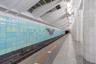Metrobudivnykiv metro istasyonunun içi. Kharkiv, Ukrayna - Haziran 2021.