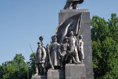 Kharkiv 'deki Taras Shevchenko anıtındaki proletarya temsilcilerinin heykelleri. Kharkiv, Ukrayna - Haziran 2021.
