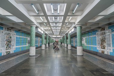 Botanichnyi Sad metro istasyonunun içi. Kharkiv, Ukrayna - Haziran 2021.