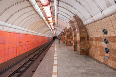 Arkhitektora Beketova metro istasyonunun içi. Kharkiv, Ukrayna - Haziran 2021.