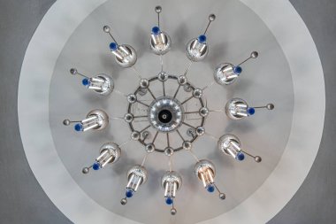 Akademika Barabashova metro istasyonunda gelecek avizesi. Kharkiv, Ukrayna - Haziran 2021.