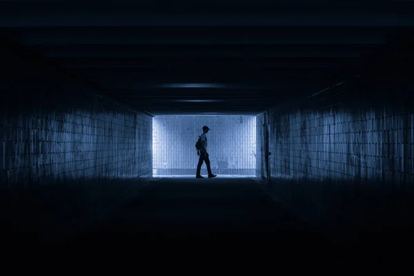Karanlık Yeraltı Geçidi Soğuk Renklerde Bir Adamın Silüeti — Stok fotoğraf