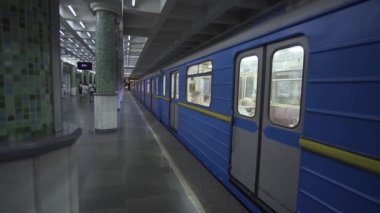 Botanichnyi Sad (Botanik Bahçesi) metro istasyonu, 81-718 719 numaralı metro treni ile hareket etmektedir. Kharkiv, Ukrayna - Haziran 2021.