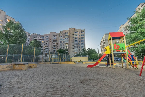 Nachts Wohngebiet Mit Dunklem Hof Wegen Dysfunktionaler Straßenbeleuchtung Mit Spielplatz — Stockfoto