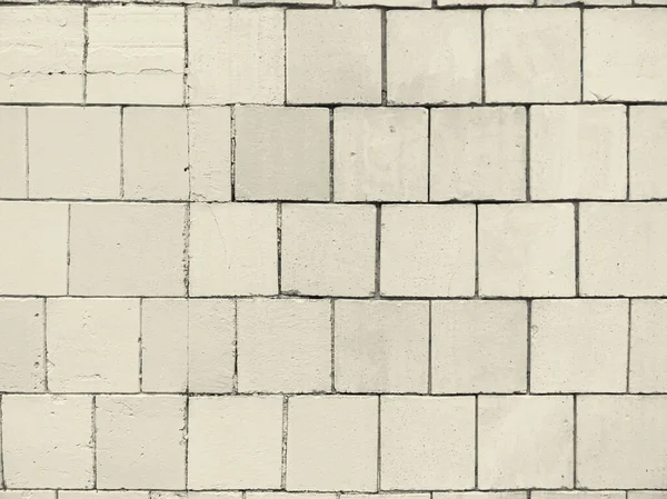 Kireçtaşı kiremitlerle kaplı eski püskü duvar dokusu.