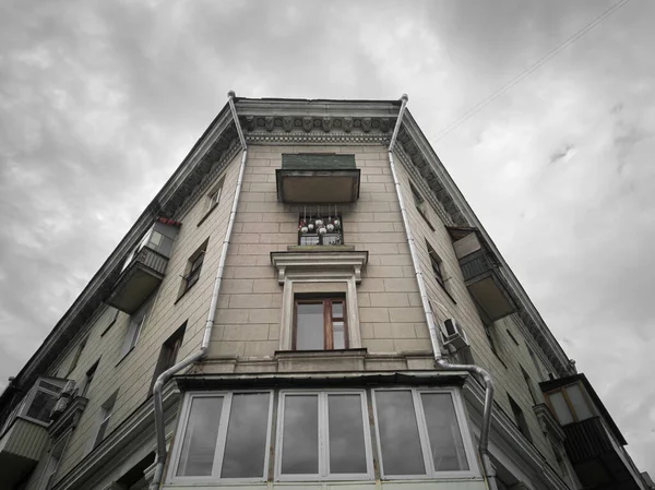 Fragment Der Klassizistischen Fassade Des Hauses Der Ecke Einem Bewölkten — Stockfoto