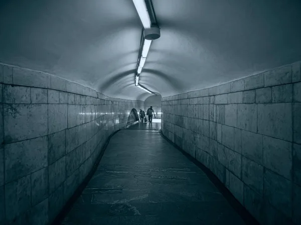 Interior Escuro Curva Túnel Passagem Subterrânea Estação Metrô Com Silhuetas — Fotografia de Stock