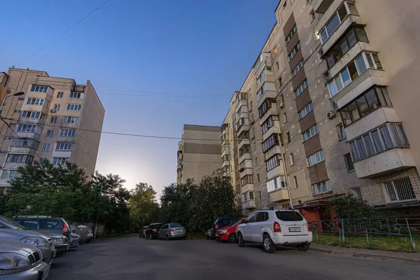 Wohngebiet Der Nacht Mit Einem Dunklen Hof Aufgrund Dysfunktionaler Straßenbeleuchtung — Stockfoto