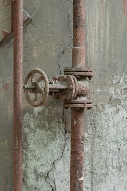 Kapakçıklı eski paslı boru, yakın plan..