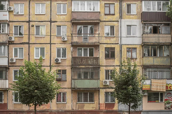 Squallida Facciata Sporca Una Vecchia Casa Sovietica Cinque Piani Chiamata — Foto Stock