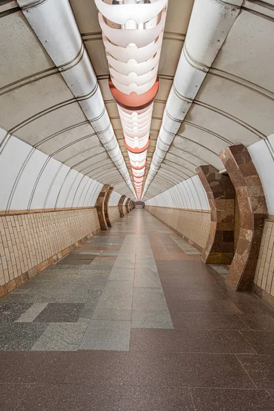 Tunnel Med Tom Heptagonal Lång Futuristisk Gångtunnel Fodrad Med Keramiska — Stockfoto