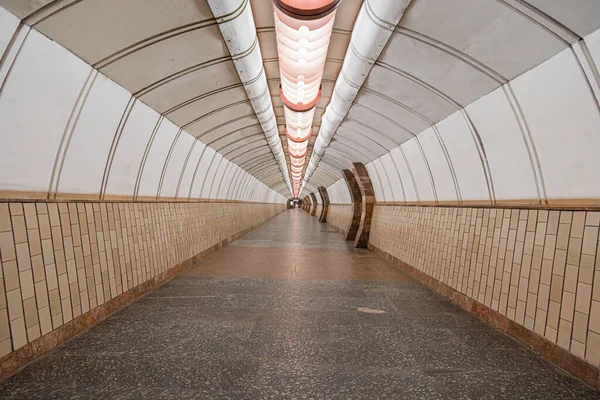 Tunnel Med Tom Heptagonal Lång Futuristisk Gångtunnel Fodrad Med Keramiska — Stockfoto