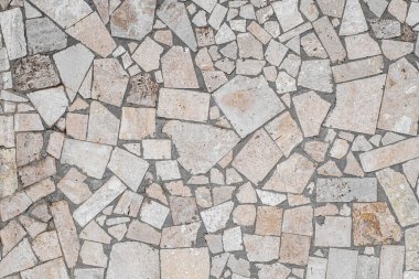 Duvarda enkaz parçaları var..