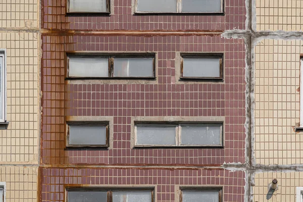 Schmutzige Fassade Eines Schäbigen Plattenbaus Ausgekleidet Mit Glänzenden Keramikfliesen Mit — Stockfoto