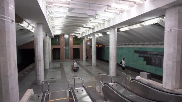Subir na escada rolante no metro "Metrobudivnykiv" estação em Kharkiv metro. Kharkiv, Ucrânia - junho de 2021. — Vídeo de Stock