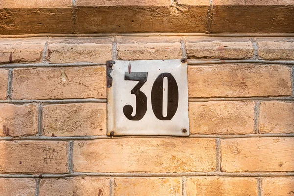 Oude Vintage Minimalistische Straat Adres Nummer Bord Met Nummer Gevel — Stockfoto