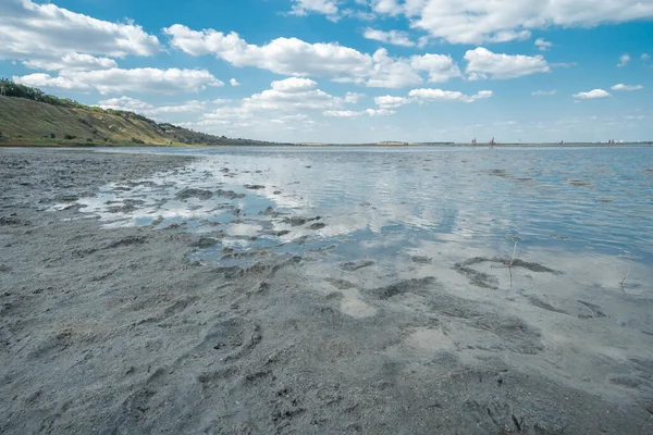 治療の泥と湖の上のビーチの風景 — ストック写真