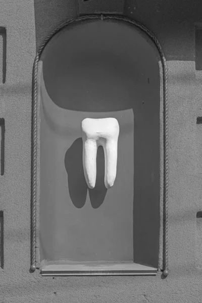 Sculpture Healthy Human Tooth Facade House — Stock Photo, Image