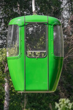 Boş yeşil teleferik kabini