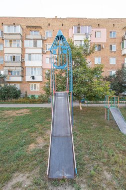 Eski bir Sovyet oyun parkında roket kayması. Pereiaslav, Kyiv Oblastı, Ukrayna - Ağustos 2021