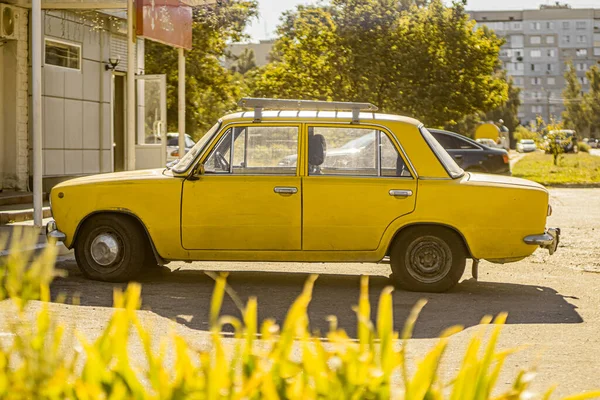 晴れた日には通りに黄色のZiguli車 古いヴィンテージのソビエト車 ウクライナのチェルカシー州カニフ 2021年9月 — ストック写真