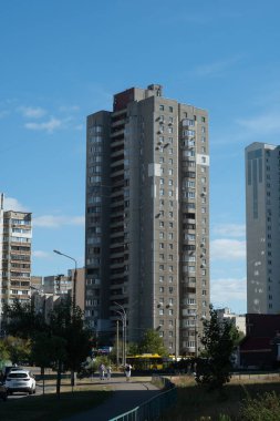 1990 'lardan kalma, Troyeshchyna ilçesinin 14. Mıntıkası, Kyiv, Ukrayna' daki Myloslavska Caddesi 'ndeki beton bina, 20 Eylül 2025.