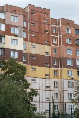 111-96K serisi apartman dairesi, 1980 'lerde Troyeshcyna' nın birinci küçük bölgesinde inşa edildi, Kyiv, Ukrayna, 7 Eylül 2025.