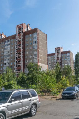 KT (Kyiv teknolojisi) serisi panelli apartman binaları, 20 Eylül 2025 'te Kyiv, Ukrayna' nın Troyeshcyna ilçesinin 14. küçük bölgesinde Chervonoi Kalyna Bulvarı üzerinde inşa edildi..