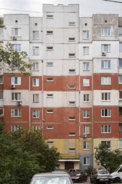 111-96K serisi apartman dairesi, 1980 'lerde Troyeshcyna' nın birinci küçük bölgesinde inşa edildi, Kyiv, Ukrayna, 7 Eylül 2025.