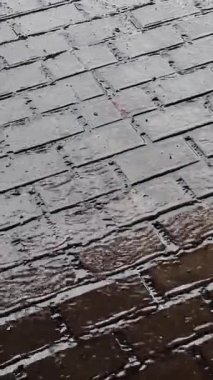 Yağmur fırtınası sırasında modern kaldırım taşı yolu, yakın plan..