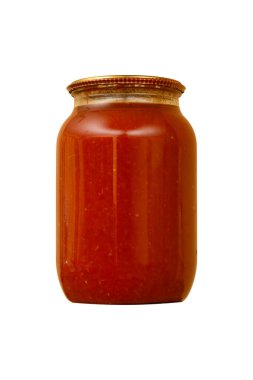 Ev yapımı domates soslu cam kavanoz izole edilmiştir..