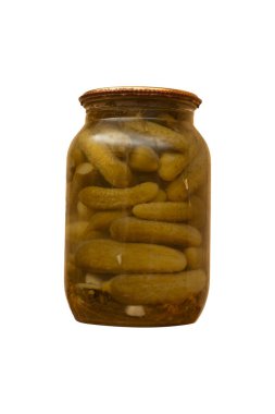 Salatalık turşulu cam kavanoz ve sarımsak izole edilmiştir..