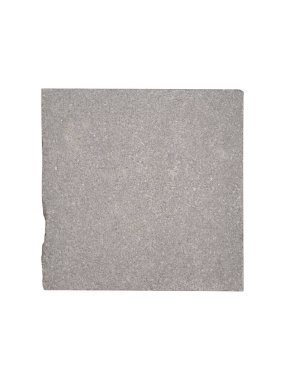 Kare gri beton kaldırım levhası kaba yüzeyi ile izole edilmiştir..