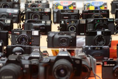Bit pazarında sergilenen klasik kompakt film kameraları koleksiyonu. Kyiv, Ukrayna, 5 Ekim 2025.