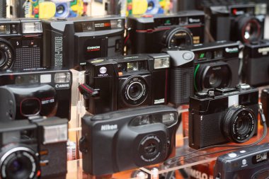 Bit pazarındaki Vintage Minolta, Canon ve Nikon kompakt kameraları. Kyiv, Ukrayna, 5 Ekim 2025.