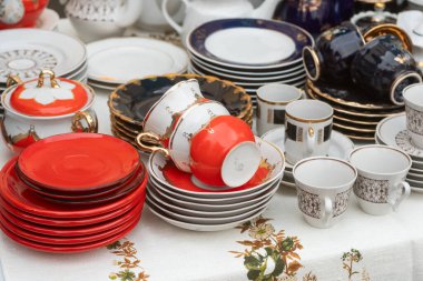 Antika bit pazarında porselen sofra takımı ve altın desenli fincanlar. Kyiv, Ukrayna, 5 Ekim 2025.