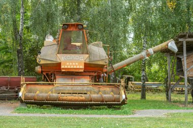 Eski hasatçı SK-6 Koloss, Orta Dinyeper bölgesinin Halk Mimarisi ve Yaşamı Müzesi 'nde muhafaza edildi. Pereyaslav, Ukrayna, 15 Eylül 2025