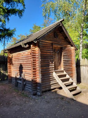 10. yüzyıl Podil çiftliğinin ahşap ahşap ahşap binası Halk Mimari ve Yaşam Müzesi 'ndeki çitli bir avluda. Pereyaslav, Ukrayna, 27 Eylül 2025