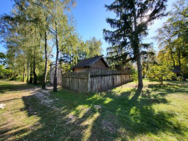 Kyiv 'de ahşap ahşap binalar ve çitle çevrili ortaçağ Podil ev kompleksi yeniden inşa edildi. Kyiv, Ukrayna, 27 Eylül 2025