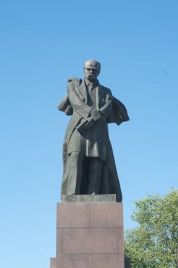 Taras Shevchenko anıtı açık mavi gökyüzünün altında granit kaidede. Kremenchuk, Poltava Oblastı, Ukrayna, 16 Ağustos 2025.